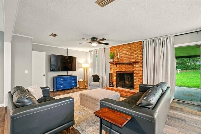 Building Photo - 103 Parkwood Dr