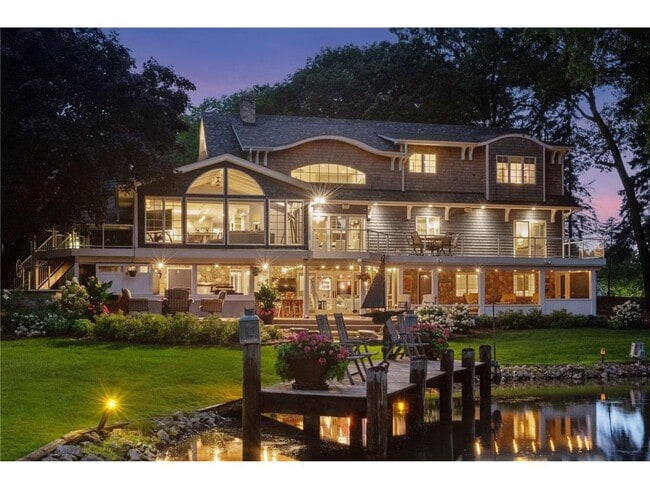 Building Photo - 3135 Shoreline Dr
