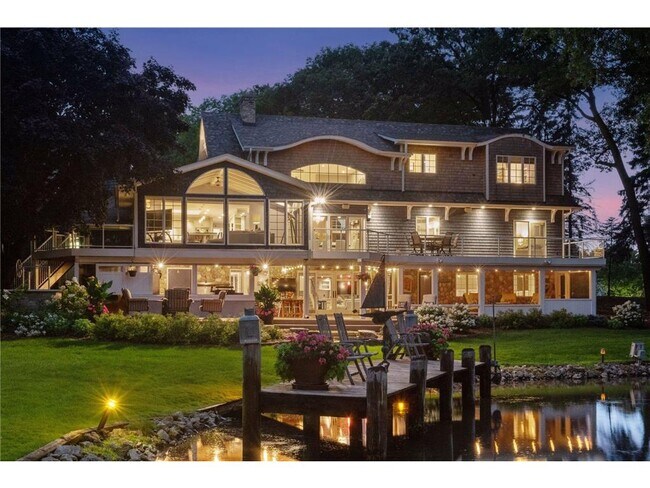 Foto del edificio - 3135 Shoreline Dr