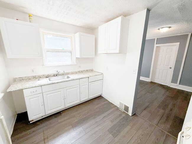 Building Photo - 2 BED 1 BATH SINGLE FAMILY HOME IN EUCLID!