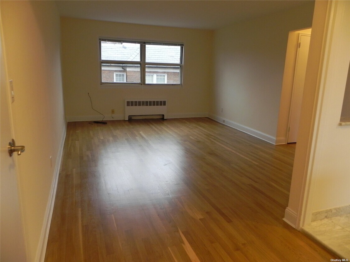 Primary Photo - 17 Schenck Ave