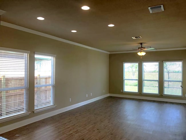 Foto del edificio - 613 Fair Springs Dr