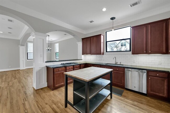 Building Photo - 910 W 20th St