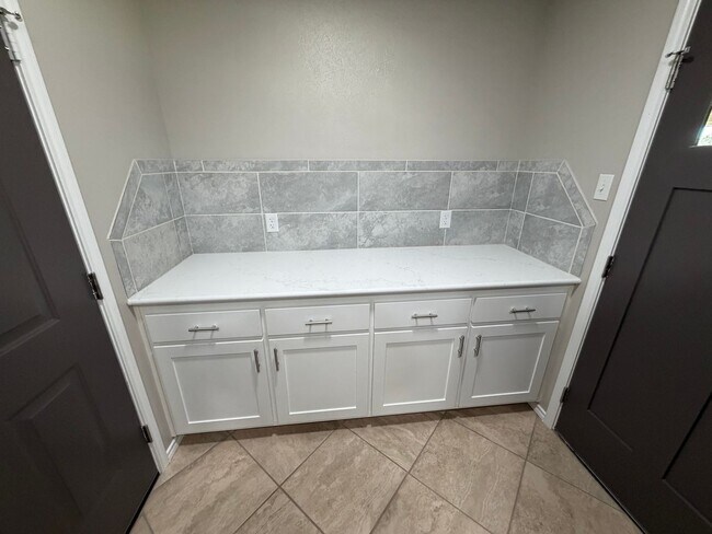 Building Photo - Gorgeous remodeled home in the heart of Cove!!