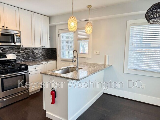 Building Photo - 2026 Savannah Pl SE