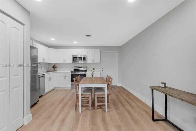 Foto del edificio - 700 NW 18th St