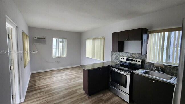 Foto del edificio - 7615 NW 4th Ct