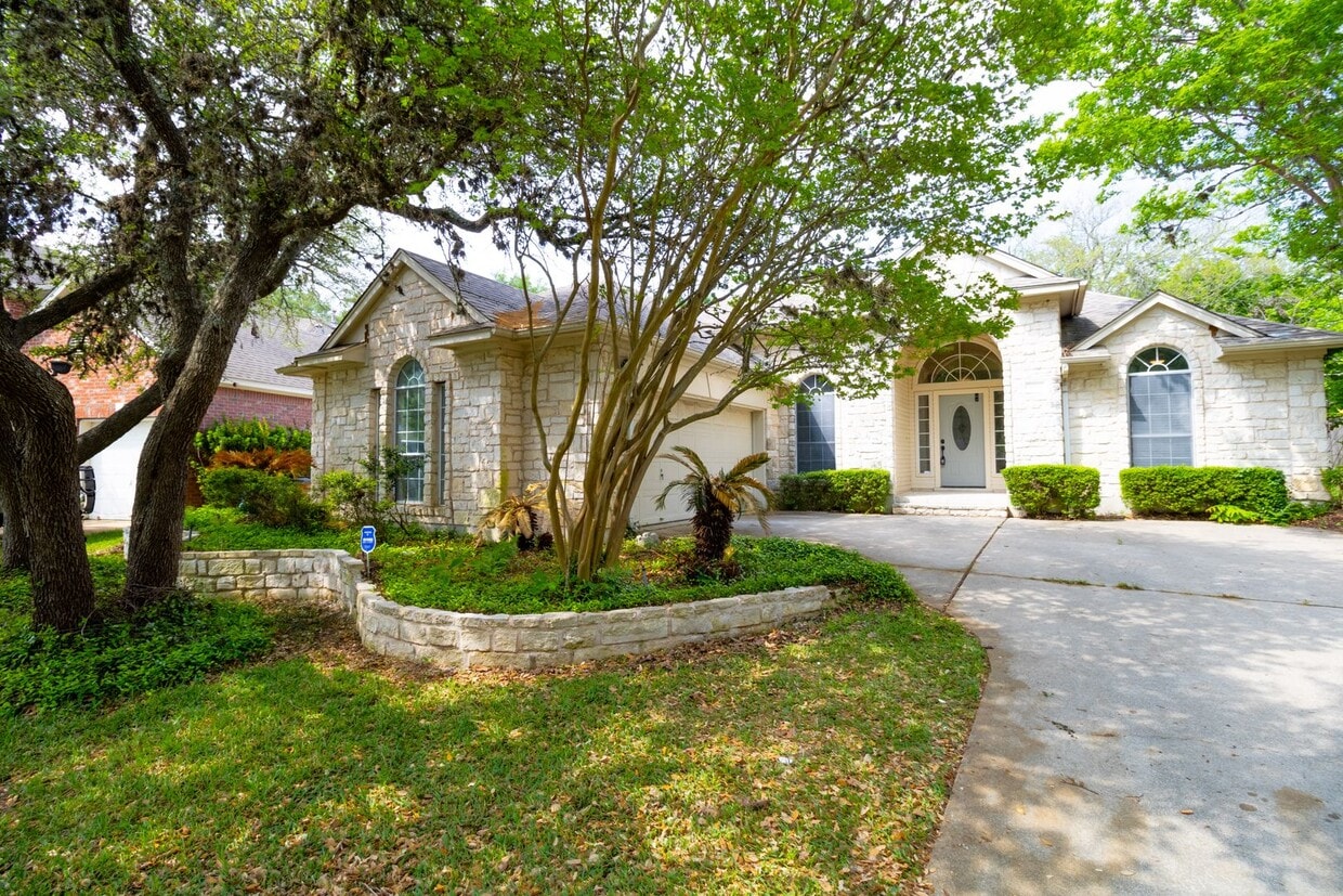 Primary Photo - Enchanting 3-Bed Sanctuary in Circle C: Lu...