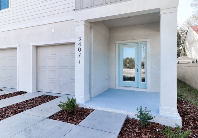 Foto del edificio - Spacious Two-Story East Tampa Rental Near Parks, Downtown and Major Highways