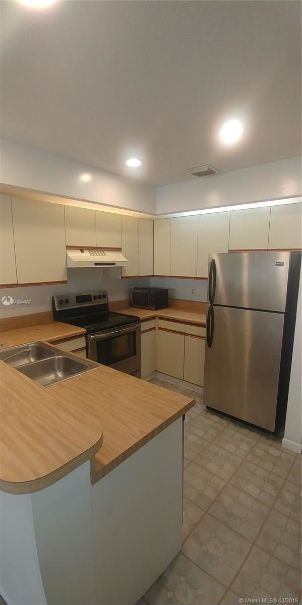 Foto del edificio - 7153 Sportsman Dr