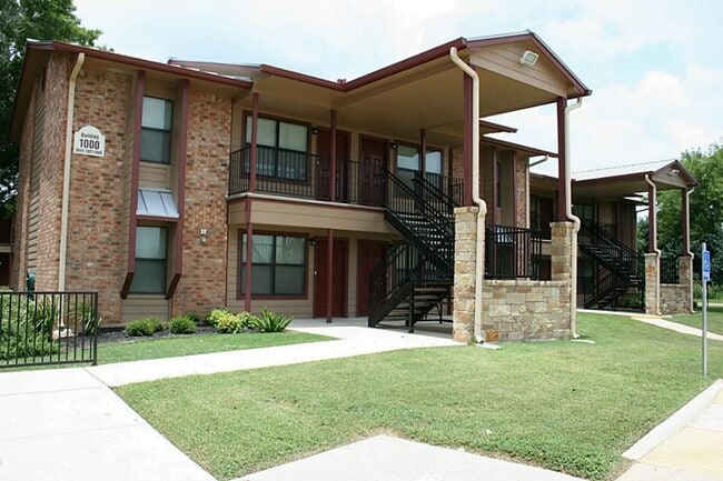 Building Photo - 2701 Zanderson Ave