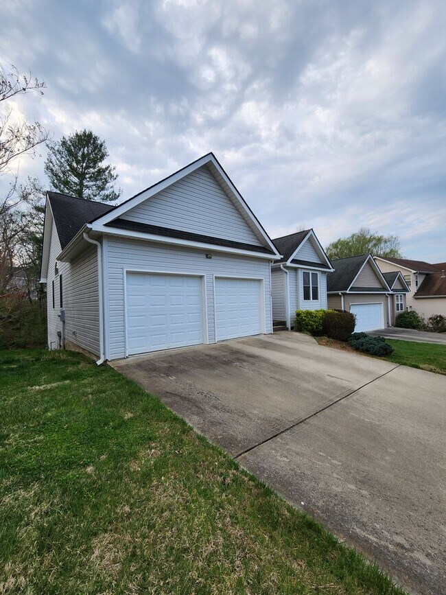 Building Photo - Rental House-Swannanoa, NC