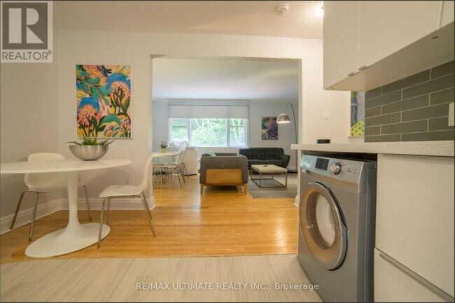 Photo du bâtiment - 230 S Kingsway