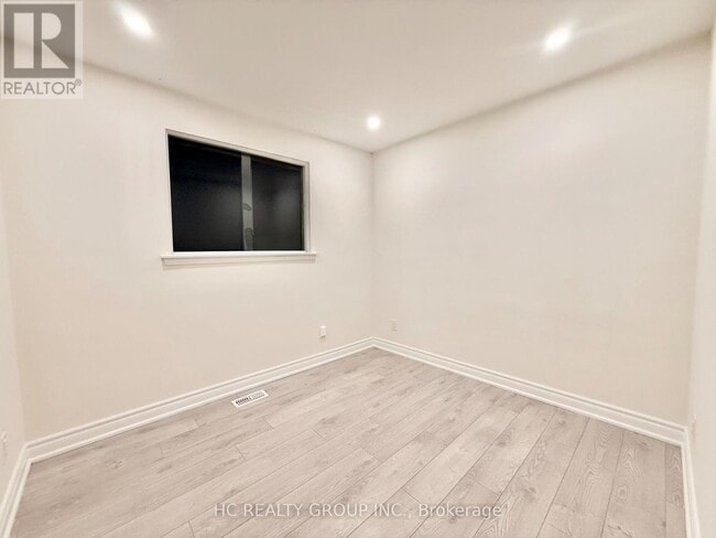 Building Photo - 52 Dukinfield Crescent