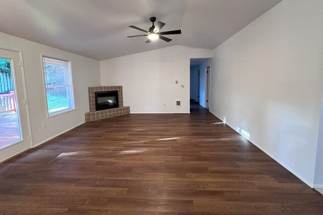 Building Photo - Nice 3 bd Rambler Availalbe for move in Oc...