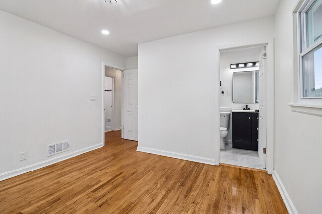 Foto del edificio - 3159 Bobolink Dr