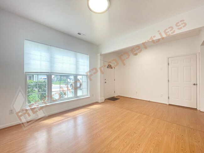 Foto del edificio - Fresh Paint - Lovely 3 Bedroom, 2.5 Bath T...