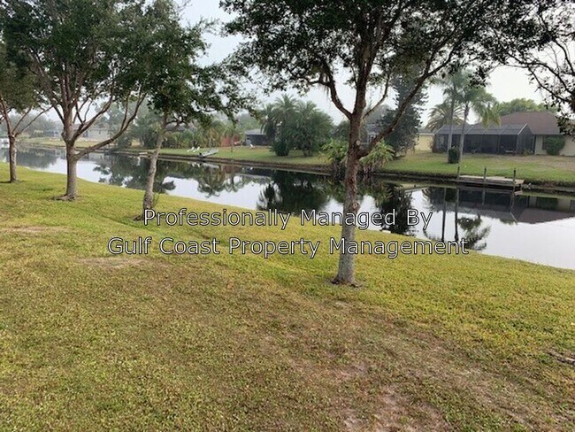 Foto del edificio - 242 Boundary Blvd