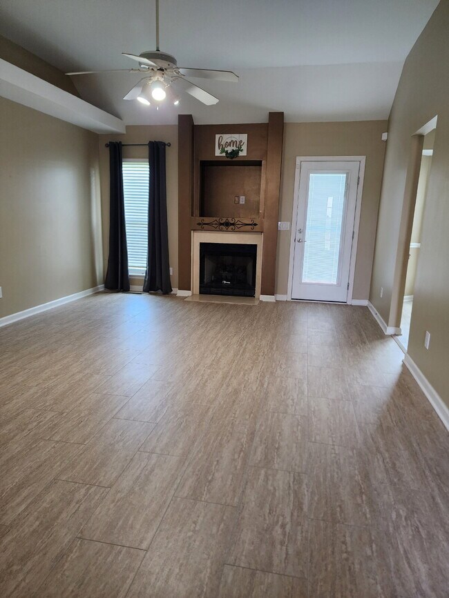 Foto del edificio - Station Camp Schools zoning! 3 bed with bonus room! Pet friendly!