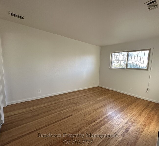 Building Photo - 601 Falcon Dr