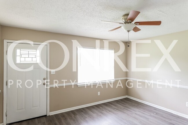 Building Photo - Three Bedroom Two Bath