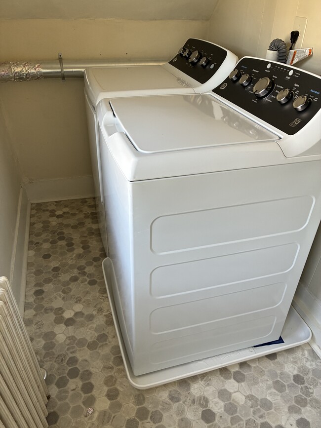 Building Photo - 128 Colchester Ave