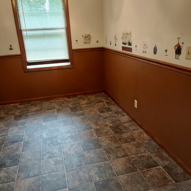 Dining area - 711 E Loos St