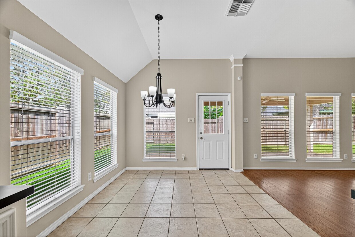 Building Photo - 3619 Parkshire Dr