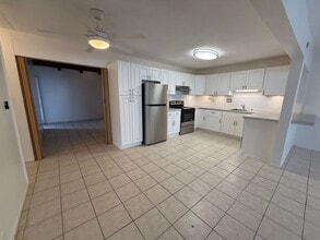Building Photo - 949 Wainiha St