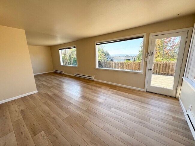 Foto del edificio - Charming Kirkland two bedroom one bath bun...