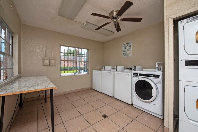 Foto del edificio - 1438 Holden Ave