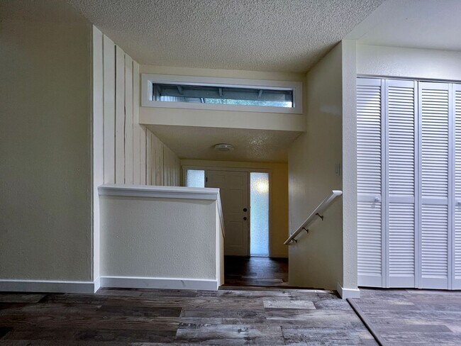 Foto del edificio - Marine Hills - Interior completely remodel...