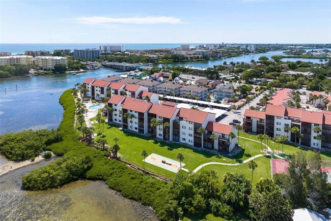 Foto del edificio - 1608 Stickney Point Rd
