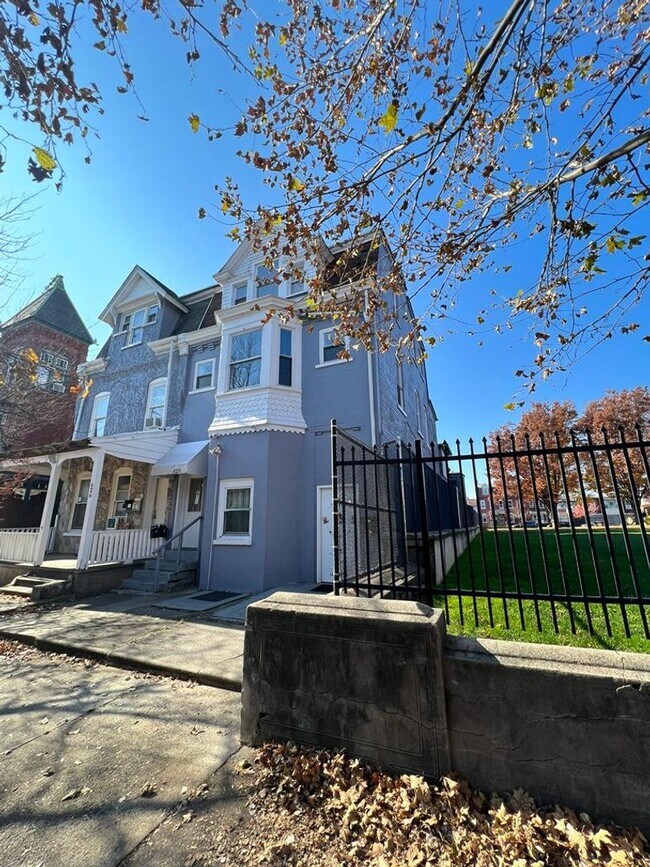 Building Photo - One Bedroom Apartment Centrally Located In...