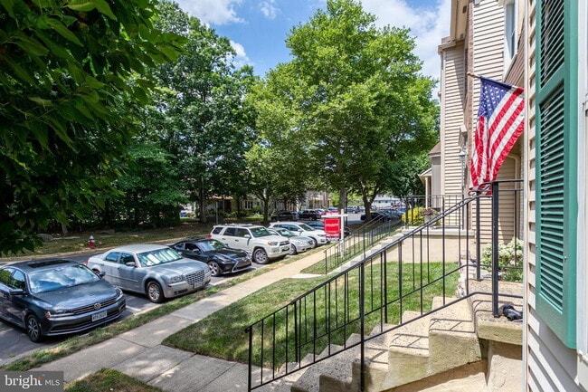 Foto del edificio - Stylish and Spacious Townhome with Open Floor Plan and Updated Kitchen