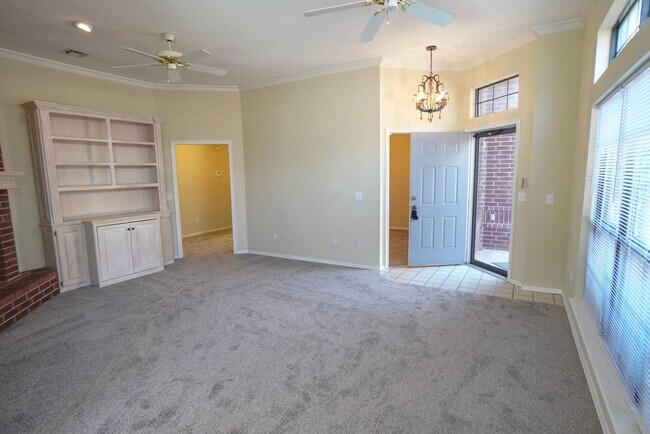 Building Photo - Beautiful West Side Home