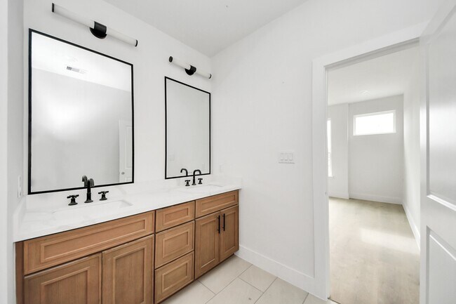 Foto del edificio - 8206 Colonial Ln