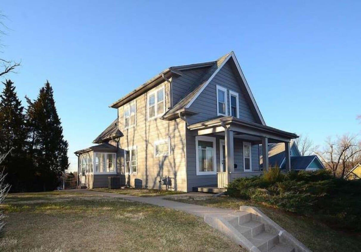 Beautiful 5 Bedroom Home! - Beautiful 5 Bedroom Home!