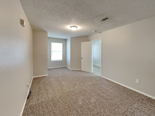 Foto del edificio - 216 Turning Tree Rd
