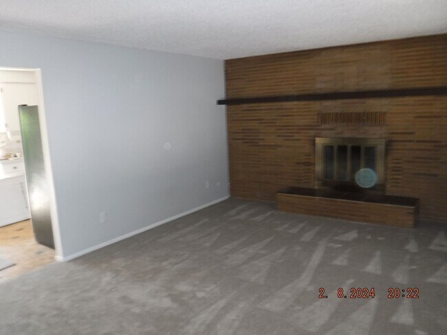 Building Photo - 3 Bedroom House in Central Point by Albersons