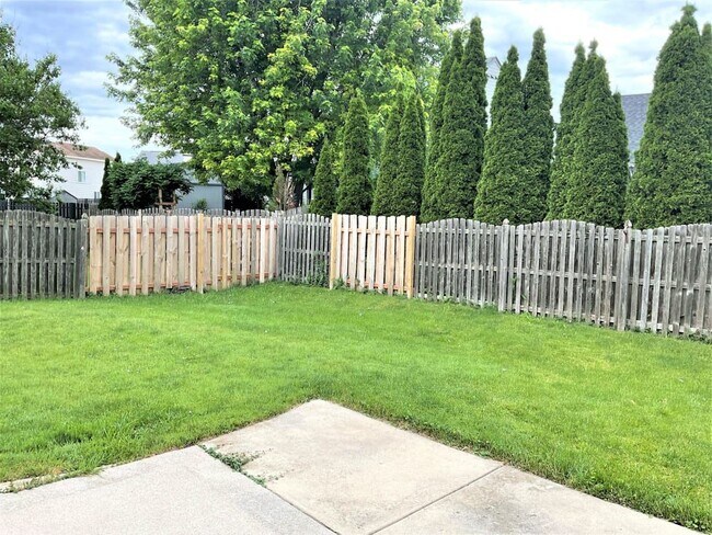 Foto del edificio - 211 Bridlewood Cir