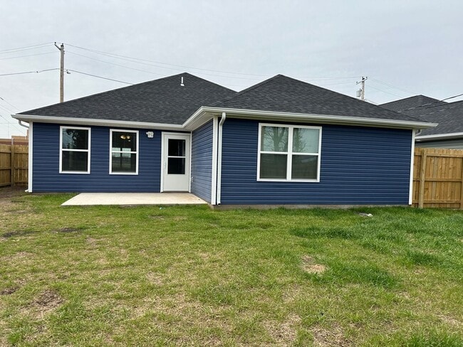 Foto del edificio - New build, 3 bed/2 bath, stainless steel appliances, two car garage, fenced in back yard!!!!