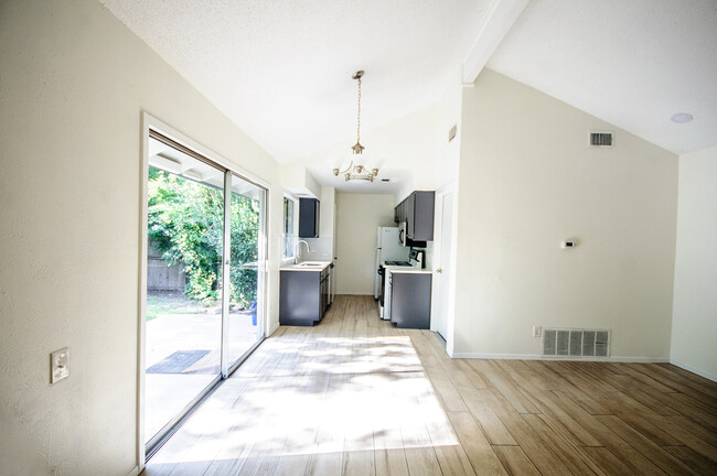 Building Photo - 6208 Glen Meadow Dr
