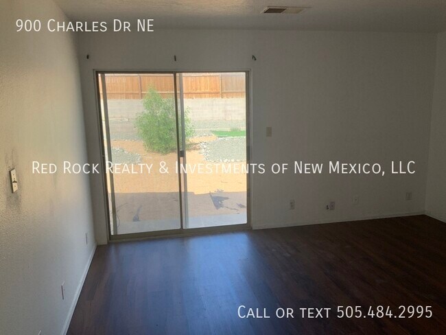 Foto del edificio - 900 Charles Dr NE
