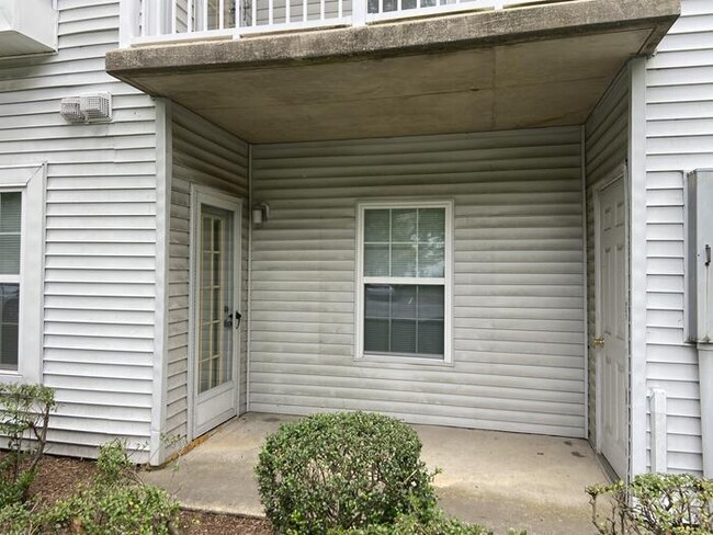 Building Photo - Ashton first floor 2 bedroom, 2 bath flat