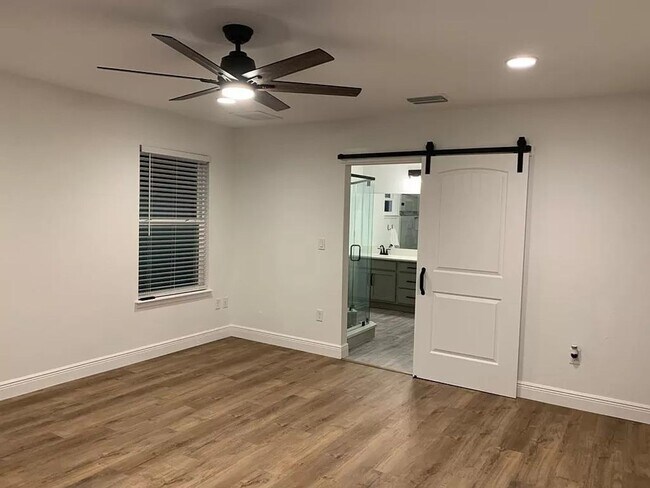 Building Photo - GREAT AND CONVENIENT 3/2 HOME PERFECT SIZE...
