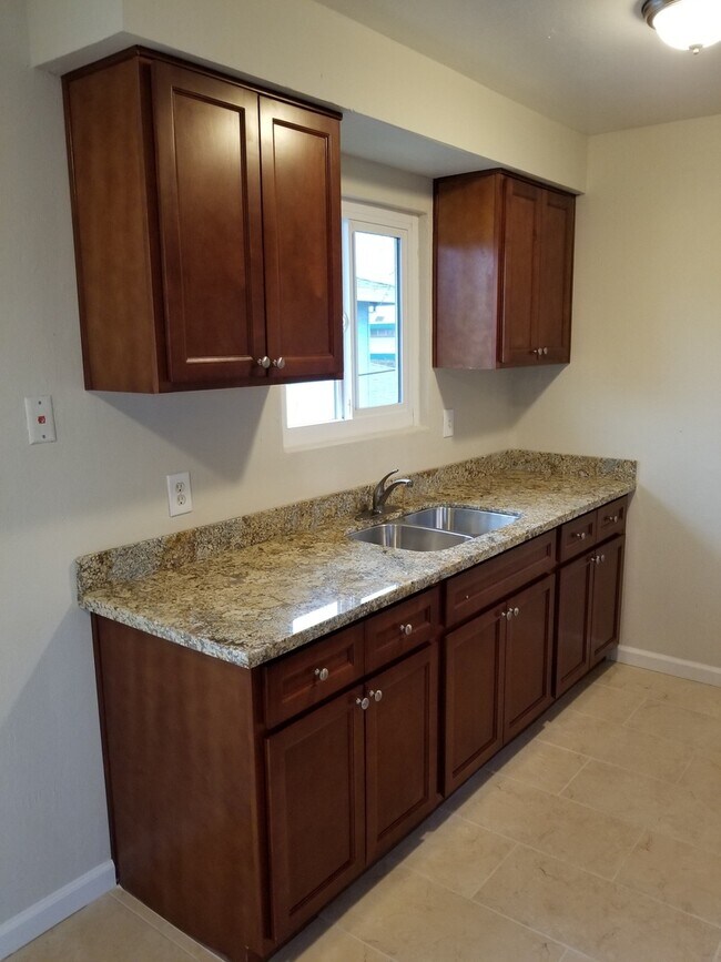 Building Photo - GREAT LOOKING 2BD / 1BTH UPSTAIRS  UNIT / ...