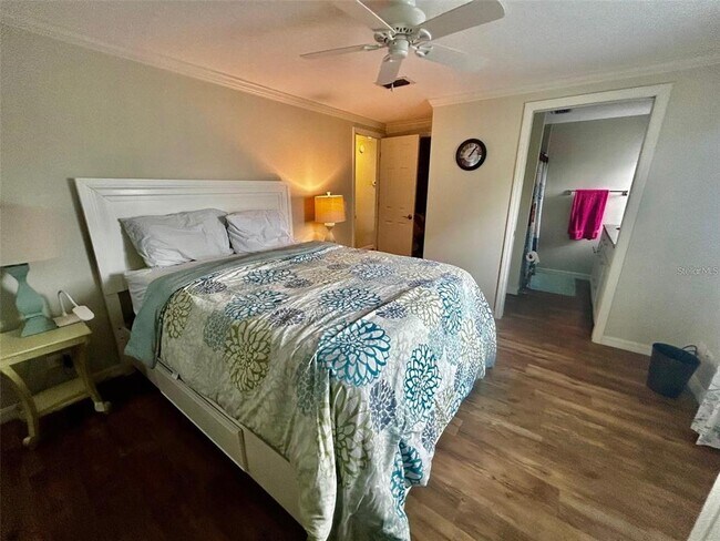 Foto del edificio - 5742 Camelot Dr N