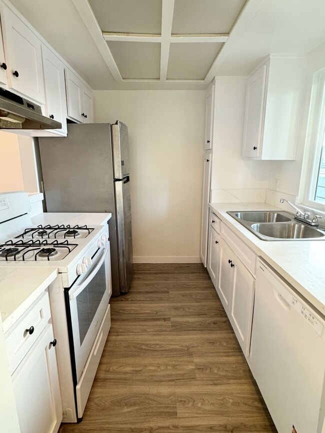 Foto del edificio - 2-Bedroom Residence with Front-Row Views on Lively 2nd Street