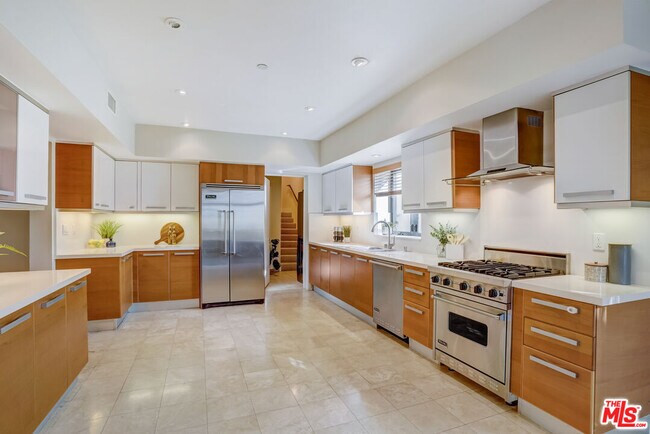 Foto del edificio - 8788 Shoreham Dr